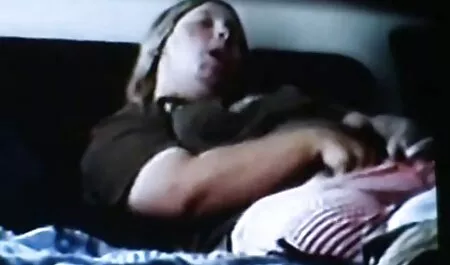 ベッドの上での作業 エッチ な 動画 女
